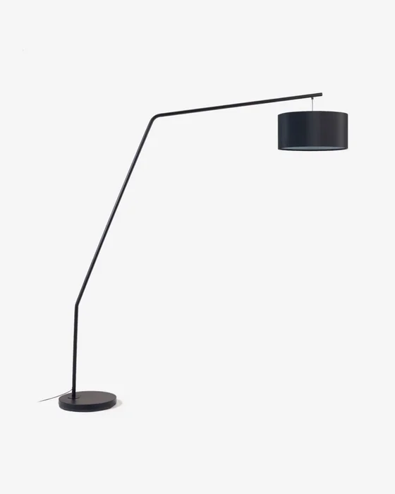 Lámpara de pie Ciana de metal con acabado negro y pantalla de algodón en Negro - Lámparas de pie, Uruguay | Kavehome