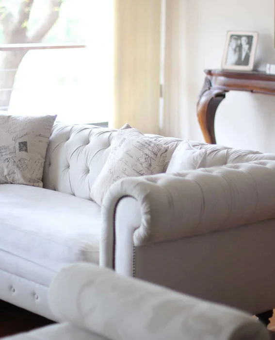 SILLON CHESTERFIELD - LINO ANTIMANCHAS - 2 CUERPOS en Blanco - Sillones y sofás, Uruguay | La Iberica