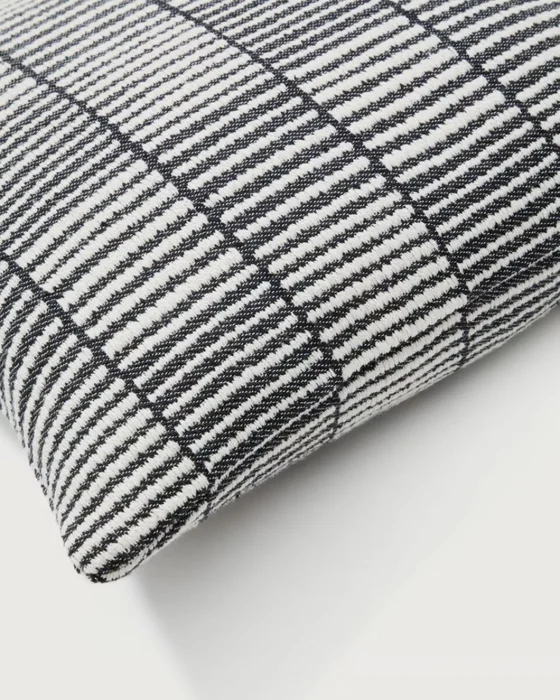 Almohadón Levu 100% algodón a rayas negro y blanco 45 x 45 cm en Multicolor - Textiles, Uruguay | Kavehome, vista 3