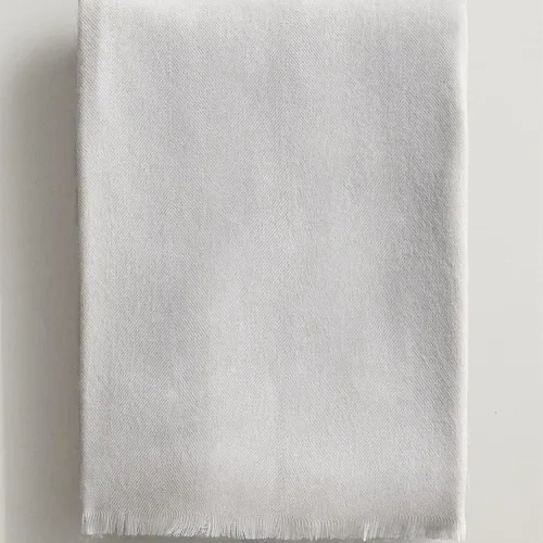 MANTA LIGERA FLECOS en Blanco - Textiles, Uruguay | Zara Home
