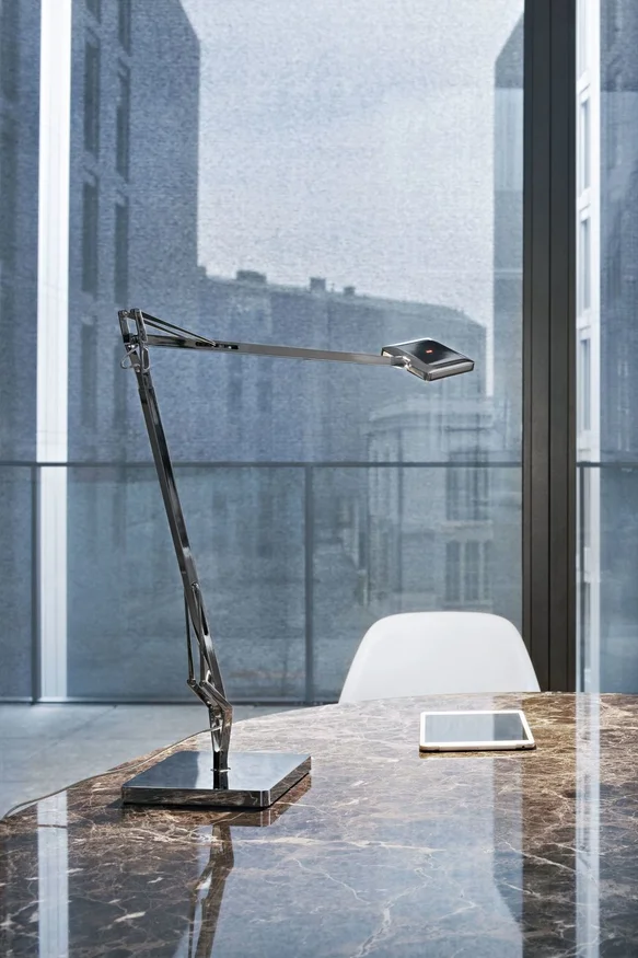 Kelvin Edge Titanium  en Plateado - Lámparas de mesa, Uruguay | Darko Lighting, vista 2