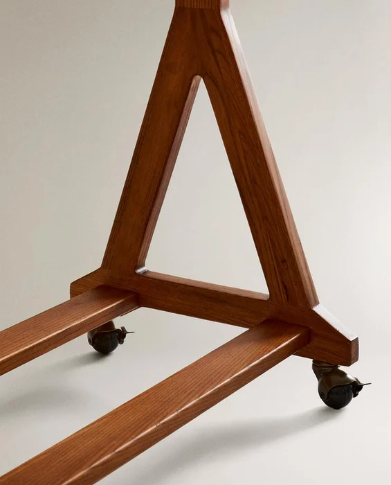 BURRO ROPA MADERA FRESNO en Marrón - Cómodas, Uruguay | Zara Home, vista 5