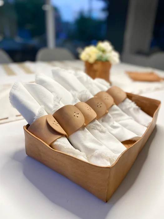 Servilleteros de cuero natural – Set x6 en Madera natural - Textiles, Uruguay | Dreams On Time