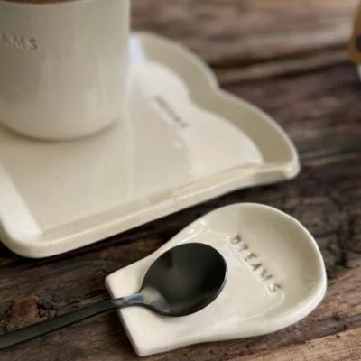 Kit desayuno con vaso de cerámica, apoya cucharas, plato y cucharita en Beige - Decoración, Uruguay | Dreams On Time, vista 18