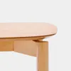 Mesa Indara de chapa de fresno con acabado tono natural 160 x 90 cm en Madera natural - Mesas de comedor, Uruguay | Kavehome, vista 5 de 8