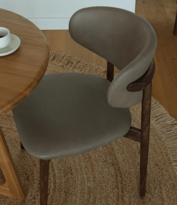 SILLA HERNAN NOGAL Y CUERO en Marrón - Sillas, Uruguay | Más Infinito Casa, vista 2