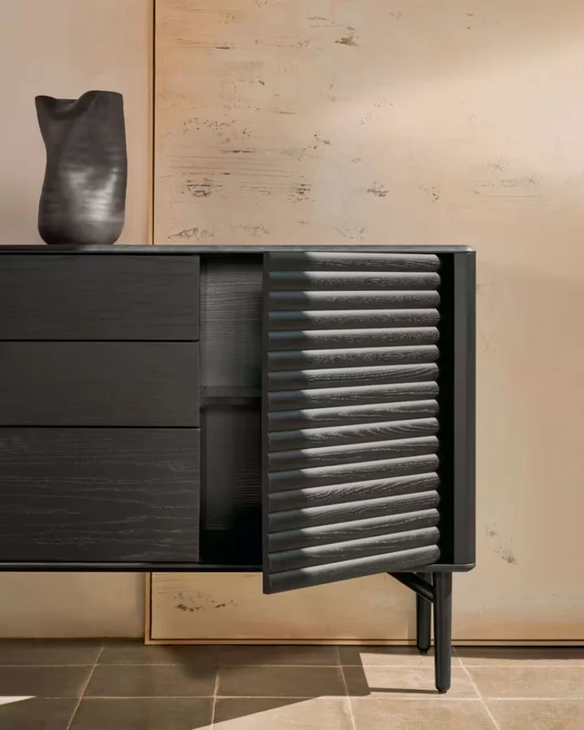 Aparador Lenon - 3 puertas y 3 cajones madera maciza y chapa roble negro 200x86cm FSC Mix Crédito en Negro - Aparadores y recibidores, Uruguay | Kavehome, vista 3