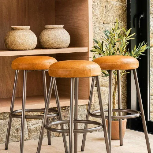 BANCO DE BAR CLUB - CUERO ITALIANO CARAMELO - Sillas, Uruguay | La Iberica