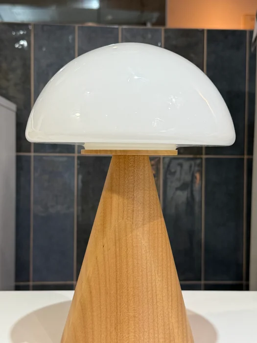 Lampara de Mesa Cosumel - Natural + Vidrio en Marrón Claro Natural – Material: Vidrio y Madera – Voltaje: bi voltio – Lámpara - Lámparas de mesa, Uruguay | Berna home, vista 3