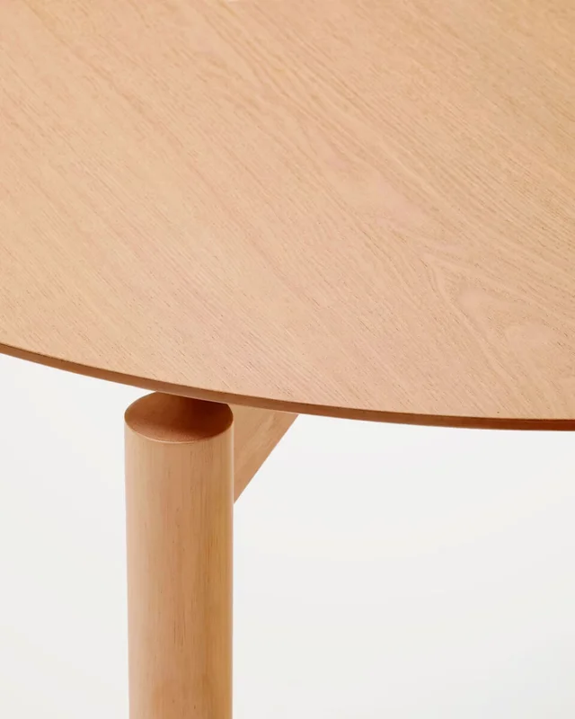 Mesa Indara - redonda de chapa de fresno y madera maciza de caucho con acabado tono natural Ø110cm en Madera natural - Mesas de comedor, Uruguay | Kavehome, vista 5