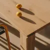 Mesa Deyanira de chapa de roble y patas de madera maciza de roble 220 x 110 cm en Madera natural - Mesas de comedor, Uruguay | Kavehome, vista 3 de 8