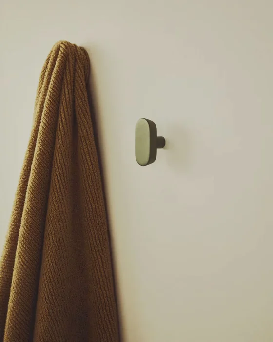 Set Arely de 2 colgadores de madera maciza de haya con acabado lacado verde 6,5 cm / 10 cm en Verde - Percheros y colgadores, Uruguay | Kavehome, vista 2