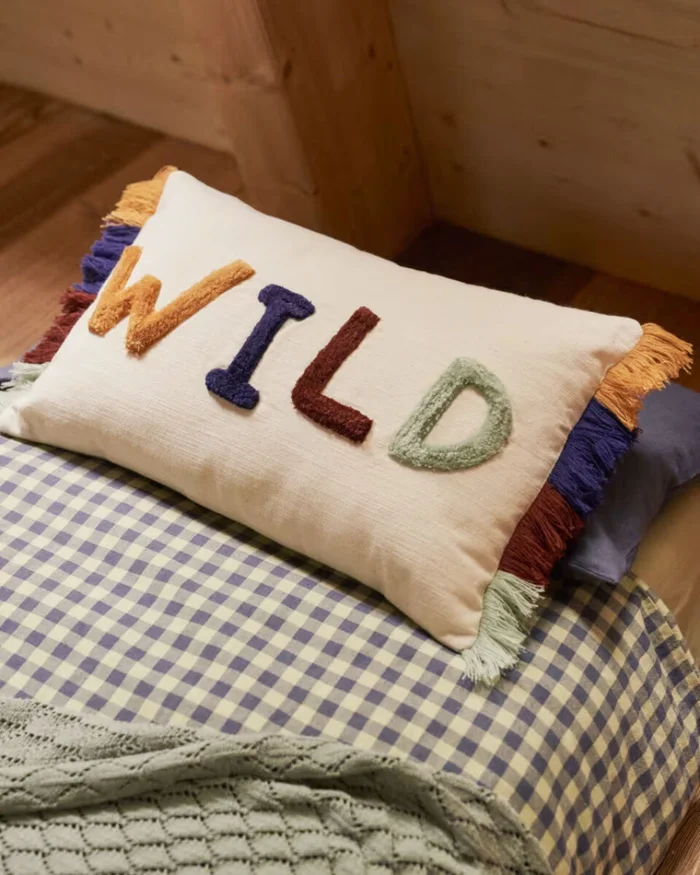Almohadón Zelda algodón blanco de letras bordadas multicolor 30 x 50 cm en Multicolor - Textiles, Uruguay | Kavehome, vista 2