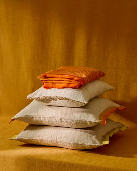 Almohadón Disea de lino beige con detalle amarillo 45 x 45 cm en Beige - Textiles, Uruguay | Kavehome, vista 3