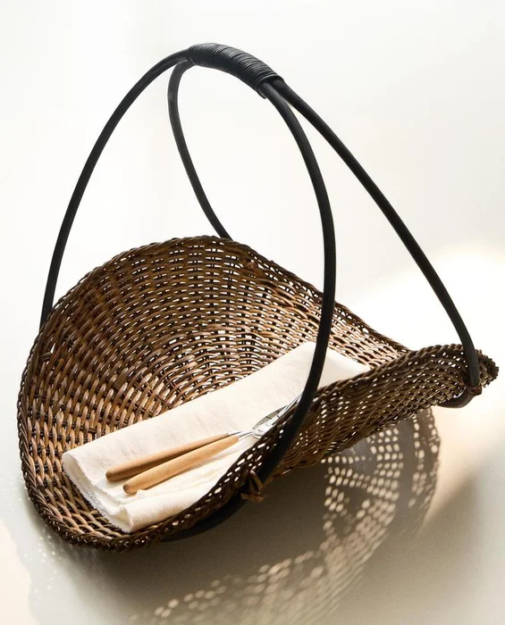 CESTA RATÁN Y BAMBÚ FLORES en Marrón - Canastos, Uruguay | Zara Home