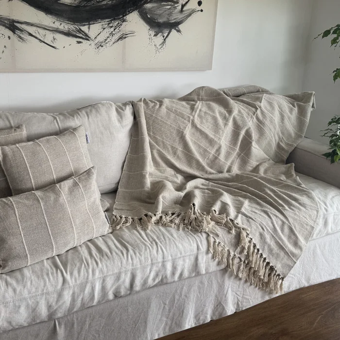 Manta para sillón y cama algodón Rayas Greige - 180 x 130 cm en Gris - Textiles, Uruguay | Buho Store, vista 2