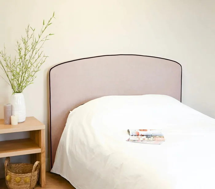 Respaldo tapizado con vivos curvos en Rosa - Dormitorio, Uruguay | Pieza Clave
