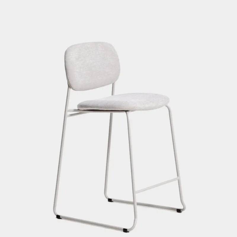Taburete apilable Meli de chenilla beige y patas de metal beige 65 cm en Beige - Butacas, banquetas y puffs, Uruguay | Kavehome