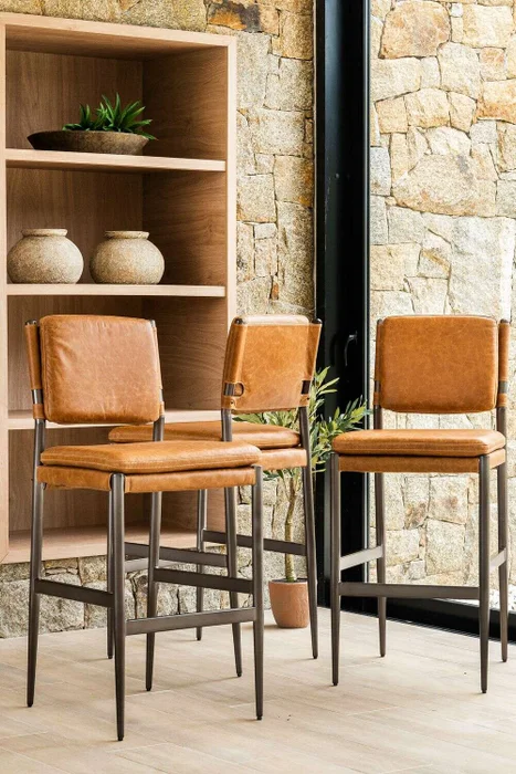 SILLA DE BAR CLUB - CUERO ITALIANO CARAMELO en Marrón - Sillas, Uruguay | La Iberica