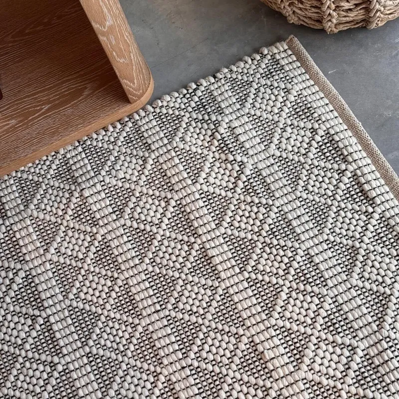 ALFOMBRA LANA ROMBOS RELIEVE CRUDO en Multicolor - Alfombras, Uruguay | Masinfinito Casa
