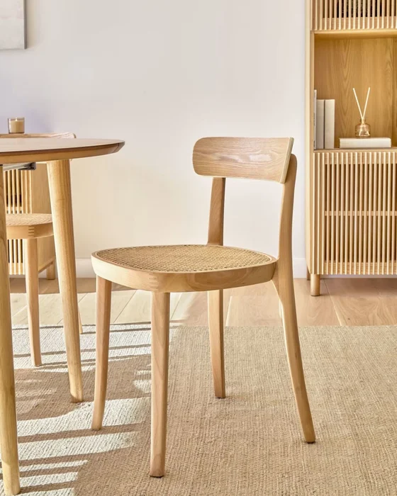 Silla Romane madera de haya acabado natural y chapa de fresno y ratán en Madera natural - Sillas, Uruguay | Kavehome, vista 2