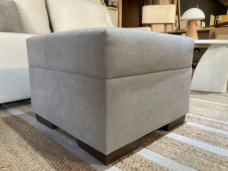 Puff Mónaco - Gris Oscuro en Gris - Sillones y sofás, Uruguay | Berna home, vista 3