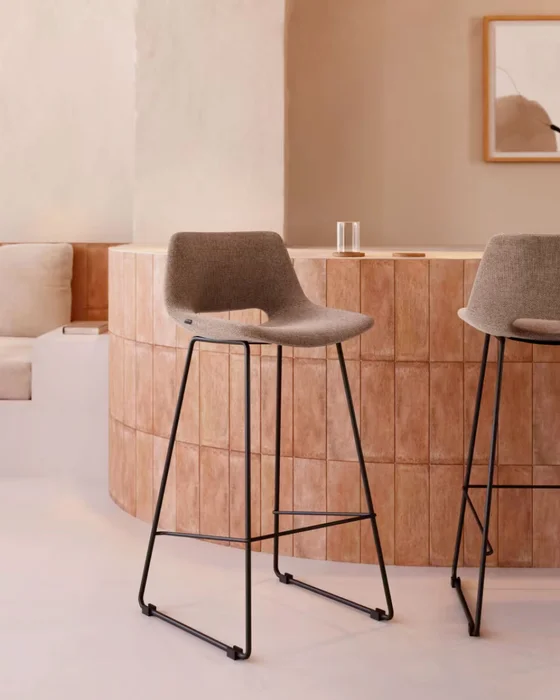 Taburete Zahara - marrón y acero con acabado negro altura 76 cm en Marrón - Butacas, banquetas y puffs, Uruguay | Kavehome, vista 2