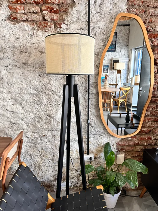 Lámpara Trippe Madera y Esterilla - Negro en Madera natural - Lámparas de pie, Uruguay | Berna home, vista 3