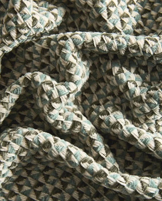 MANTA CHENILLA GEOMÉTRICA en Verde oliva - Textiles, Uruguay | Zara Home, vista 4