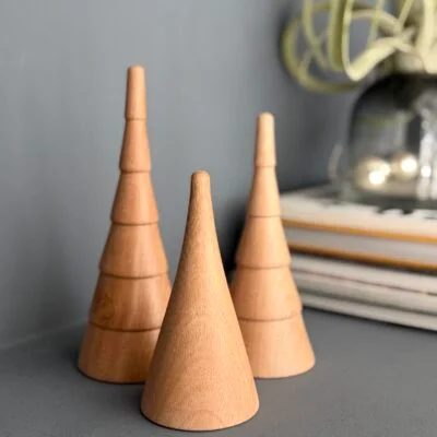 Set de pinitos torneados x 3 en Madera natural - Decoración, Uruguay | Dreams On Time, vista 4