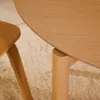 Mesa Indara - redonda de chapa de fresno y madera maciza de caucho con acabado tono natural Ø110cm en Beige, Marrón - Mesas de comedor, Uruguay | Kavehome, vista 3 de 7