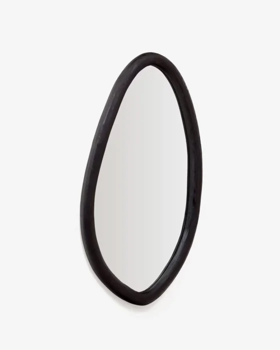 Espejo Magrit de madera maciza de mungur con acabado negro Ø 60 x 110 cm en Negro - Espejos, Uruguay | Kavehome