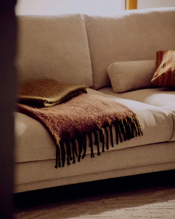Sofá Veliro 3 plazas de chenilla beige y patas de acero con acabado negro 240 cm FSC Mix Credit en Beige - Sillones y sofás, Uruguay | Kavehome, vista 3