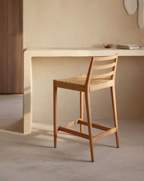 Taburete Analy respaldo madera maciza roble acabado natural y asiento cuerda 70cm FSC 100% en Madera natural - Butacas, banquetas y puffs, Uruguay | Kavehome, vista 2