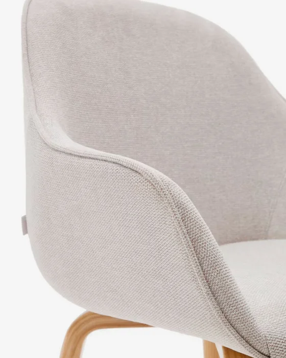 Silla Aleli - de chenilla beige y patas de madera maciza de fresno con acabado natural en Beige - Sillas, Uruguay | Kavehome, vista 6
