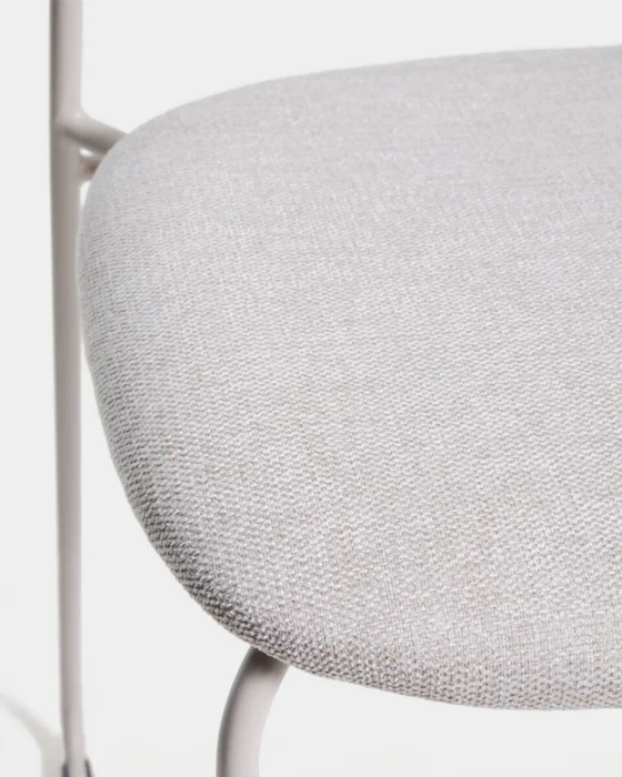 Taburete apilable Meli de chenilla beige y patas de metal beige 65 cm en Beige - Butacas, banquetas y puffs, Uruguay | Kavehome, vista 3