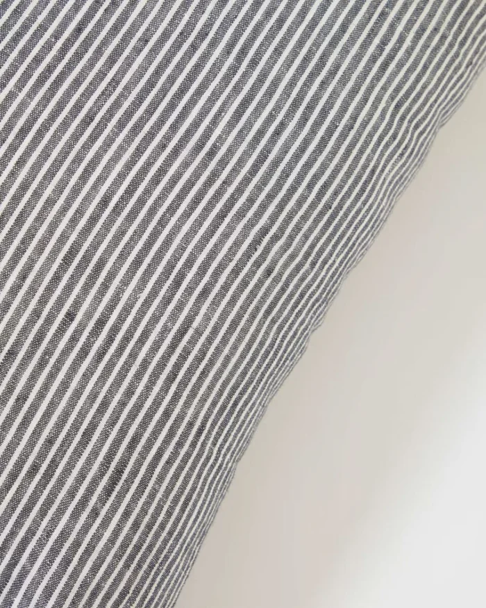 Almohadón Marena 100% lino rayas negro y blanco 45 x 45 cm en Multicolor - Textiles, Uruguay | Kavehome, vista 2