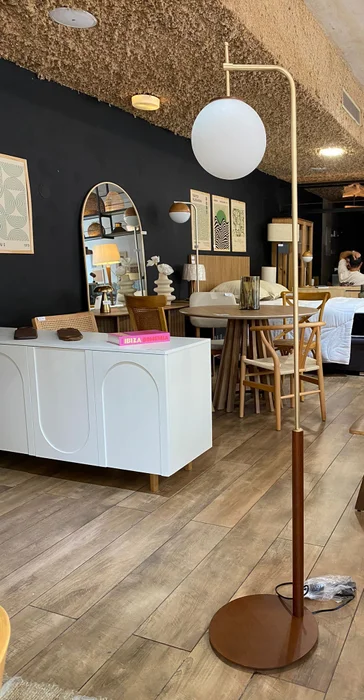 Lámpara de Pie Esphera – Vidrio y Hierro en Marrón/Dorado – Voltaje: Bi voltio – Acabado de madera: Marrón, Dorado, Imbuía – - Lámparas de pie, Uruguay | Berna home, vista 2