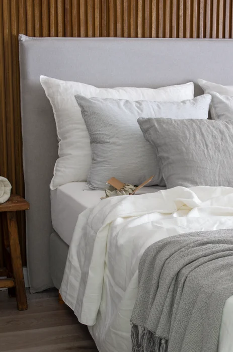 Respaldo con funda diseño pestaña en Gris - Dormitorio, Uruguay | Pieza Clave
