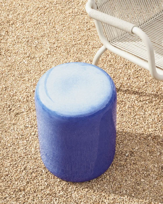 Mesa auxiliar exterior Mesquida de cerámica con acabado azul glaseado Ø 35 cm en Azul - Mesas de arrimo, Uruguay | Kavehome, vista 3