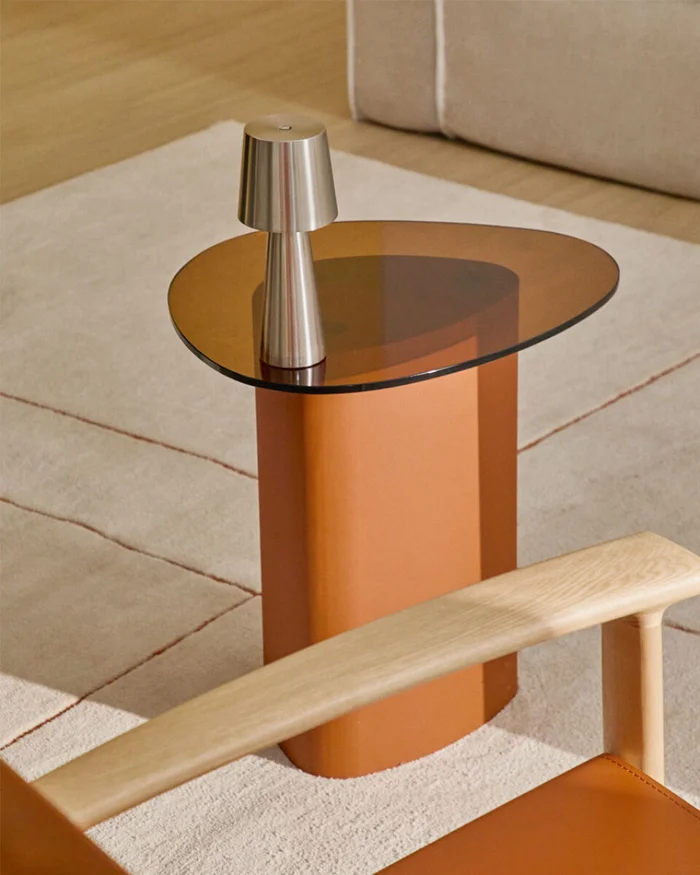 Mesa auxiliar Olir de vidrio templado y acero terracota 48 x 46,8 cm en Rojo - Mesas de arrimo, Uruguay | Kavehome, vista 2
