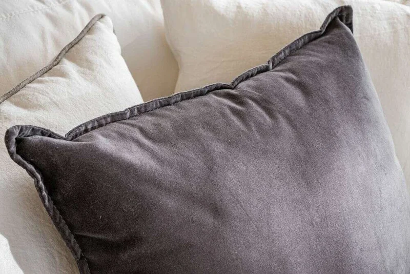 ALMOHADON TERCIOPELO GRIS - 55 X 55 CMS en Gris - Textiles, Uruguay | La Iberica, vista 11