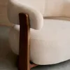 Butaca Granite chenilla beige y patas de madera maciza fresno - acabado nogal FSC 100% en Beige - Butacas, banquetas y puffs, Uruguay | Kavehome, vista 5 de 10
