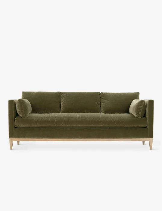 Sofá con zócalo tapizado Cucurella en Verde - Sillones y sofás, Uruguay | Pieza Clave