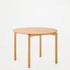 Mesa Indara - redonda de chapa de fresno y madera maciza de caucho con acabado tono natural Ø110cm en Beige, Marrón - Mesas de comedor, Uruguay | Kavehome, vista 1 de 7