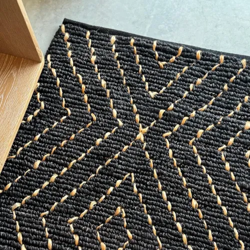 ALFOMBRA NEGRA YUTE CON ROMBOS NATURAL en Negro - Textiles, Uruguay | Masinfinito Casa