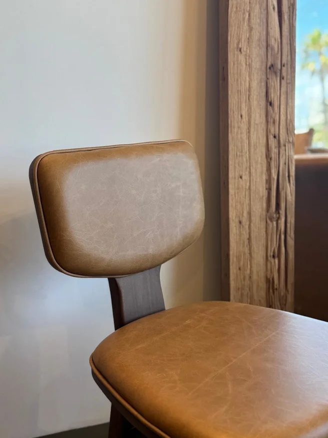 SILLA ESTANDARTE CUERO CAMEL en Marrón - Sillas, Uruguay | Masinfinito Casa, vista 2