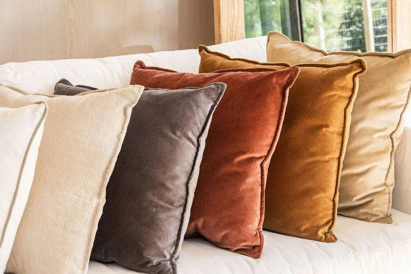 ALMOHADON TERCIOPELO GRIS - 55 X 55 CMS en Gris - Textiles, Uruguay | La Iberica, vista 12