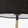 Lámpara de mesa Pina de metal y ratán con pantalla de algodón negro en Madera natural - Lámparas de mesa, Uruguay | Kavehome, vista 4 de 5