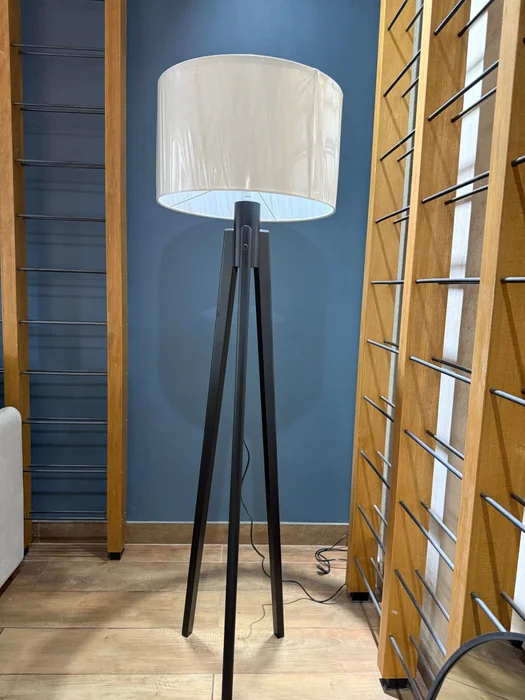 Lámpara de Pie Trippe Cilíndrica Negra en Madera natural - Lámparas de pie, Uruguay | Berna Home, vista 4